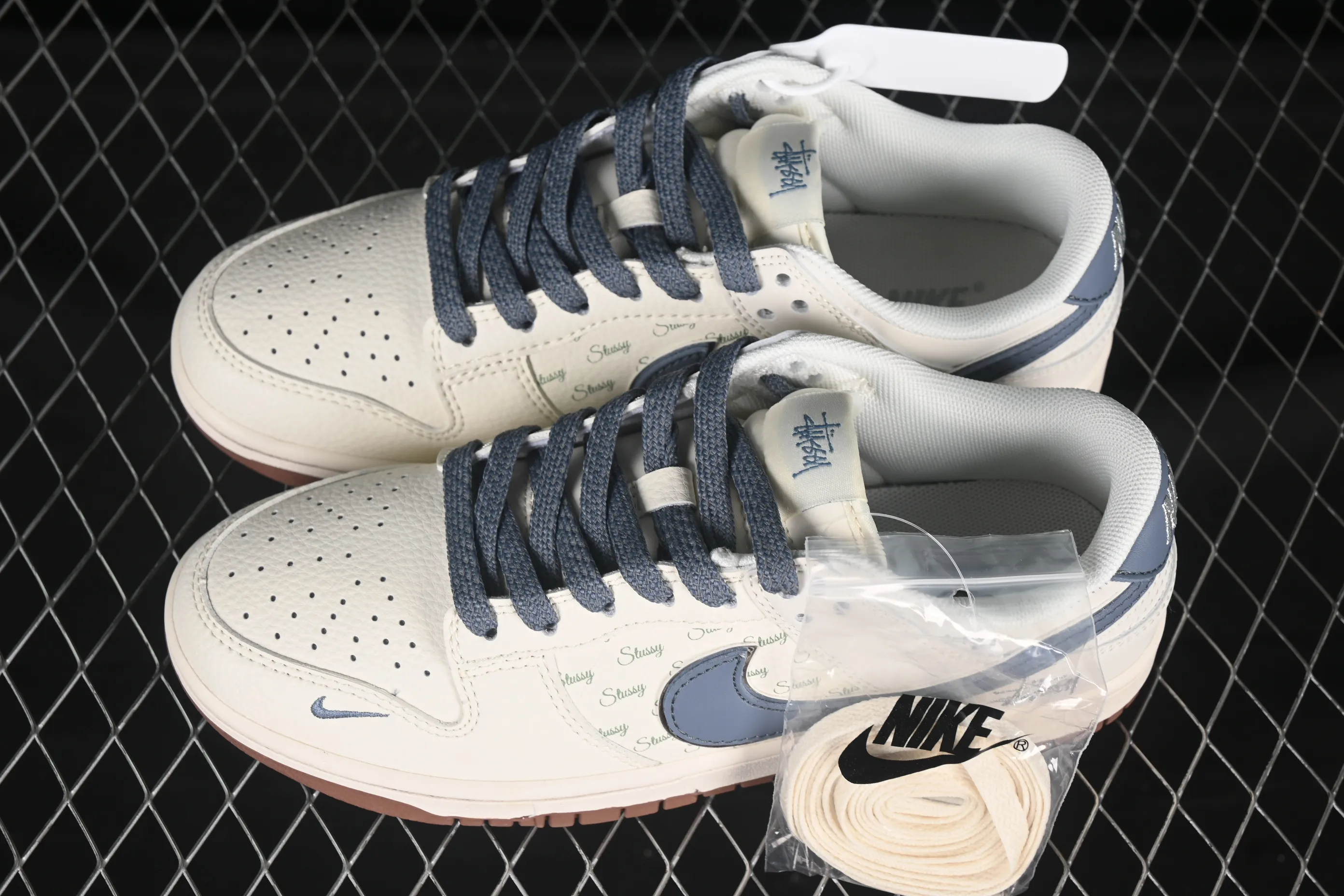 All categories Nk SB Dunk Series Nk SB Dunk Low High-end customized low-top sneakers Nike SB Dunk Low Stusi co-branded light blue brown Anniversary high-end customized low-top casual sneakers ZH2598-247